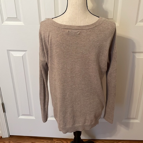 American Eagle Outfitters V Neck Taupe Slight Nubby Soft Texture Casual Sweater - Picture 4 of 8